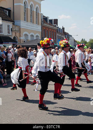 Morris ballerini in West Street, Alresford, Hampshire durante l'annuale Festival di crescione, 18 maggio 2014 Foto Stock