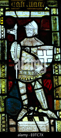 Il XIV secolo medieval vetrata, cavaliere medievale in armatura, Castle Acre, Norfolk Inghilterra Inglese Regno Unito cavalieri di windows Foto Stock