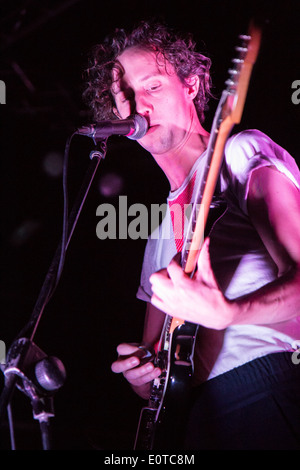 Milano Italia. Il 12 maggio 2012. Il British indie-folk band FANFARLO esegue dal vivo presso il club della musica Magazzini Generali Foto Stock