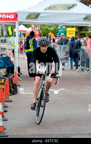 Stratford 220 Triathlon, concorrente lasciando area di transizione Foto Stock