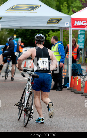 Stratford 220 Triathlon, concorrente lasciando area di transizione Foto Stock