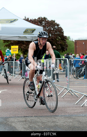 Stratford 220 Triathlon, concorrente lasciando area di transizione Foto Stock