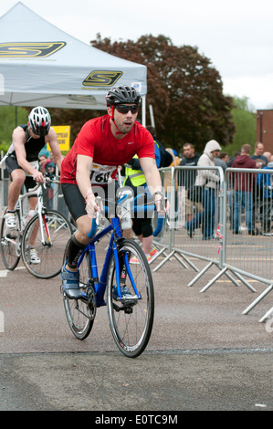 Stratford 220 Triathlon, concorrenti lasciando area di transizione Foto Stock