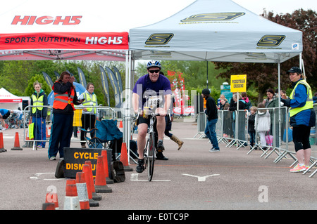 Stratford 220 Triathlon, concorrente lasciando area di transizione Foto Stock