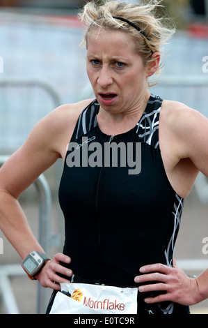 Stratford 220 Triathlon, femmina concorrente a fine gara Foto Stock