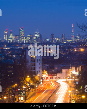 Vista dal ponte ad arco a Londra dello skyline della città e di Shard di notte con i percorsi del traffico su strada in primo piano Londra Inghilterra REGNO UNITO Foto Stock