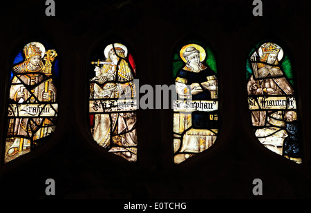 Medieval vetrata, Sant'Erasmo, Vescovo di Formia, Sant'Agnese, Santo Stefano, Sandringham Chiesa Parrocchiale, Norfolk Inghilterra Foto Stock