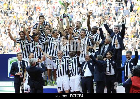 Torino, Italia. 18 Maggio, 2014. Di calcio della Serie A. La Juventus v Cagliari. La Juventus riceve lo scudetto classifica vincitori del trofeo © Azione Sport Plus/Alamy Live News Foto Stock