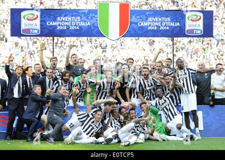 Torino, Italia. 18 Maggio, 2014. Di calcio della Serie A. La Juventus v Cagliari. La Juventus riceve lo scudetto classifica vincitori del trofeo © Azione Sport Plus/Alamy Live News Foto Stock