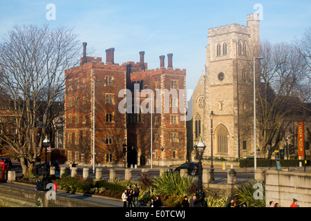 Lambeth Palace gatehouse ingresso da Lambeth Bridge la residenza ufficiale dell'Arcivescovo di Canterbury Londra Inghilterra REGNO UNITO Foto Stock