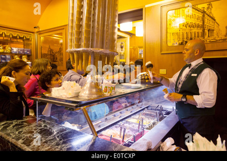Roma Giolitti; personale che serviva gelato italiano ( ) Il gelato nella famosa gelateria Giolitti, Roma, Italia Foto Stock