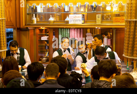 Il personale in servizio gelato italiano ( ) Il gelato nella famosa gelateria Giolitti, Roma, Italia Foto Stock