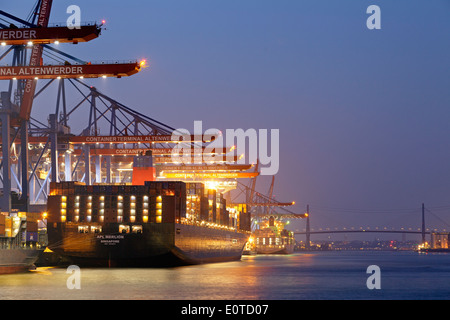 Container terminal Altenwerder e Ponte Koehlbrand, Amburgo, Germania Foto Stock