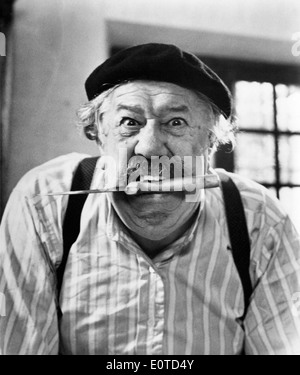 Michel Simon, pubblicità ritratto con il coltello tra i denti, sul set del film francese, "i due di noi' (aka le Vieil homme et l'Enfant), 1967 Foto Stock