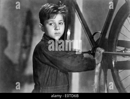 Enzo Staiola, sul set del film italiano, "Ladri di biciclette" (aka Ladri di biciclette), 1948 Foto Stock