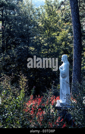 Una statua in marmo bianco di Gesù Cristo trova la solitudine nella struttura ad albero-riempito motivi di Santa Elisabetta la Chiesa cattolica a Eureka Springs, Arkansas, Stati Uniti d'America. Foto Stock