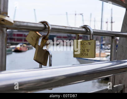 Bristol, Regno Unito. 19 maggio 2014 Lovelocks, che sono un modo per innamorati per dimostrare il loro amore, con incisa una lucchetto; vengono collocati su Pero's Bridge nel cuore della città Harbourside distretto. Foto Stock