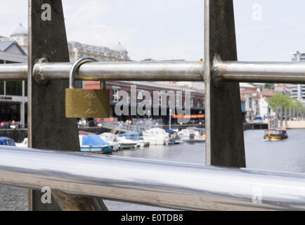 Bristol, Regno Unito. 19 maggio 2014 Lovelocks, che sono un modo per innamorati per dimostrare il loro amore, con incisa una lucchetto; vengono collocati su Pero's Bridge nel cuore della città Harbourside distretto. Foto Stock