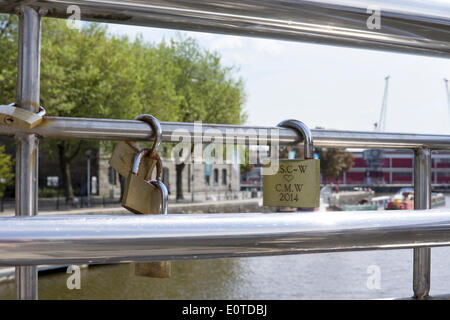 Bristol, Regno Unito. 19 maggio 2014 Lovelocks, che sono un modo per innamorati per dimostrare il loro amore, con incisa una lucchetto; vengono collocati su Pero's Bridge nel cuore della città Harbourside distretto. Foto Stock