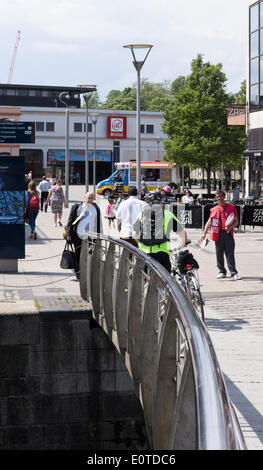 Bristol, Regno Unito. 19 maggio 2014 Lovelocks, che sono un modo per innamorati per dimostrare il loro amore, con incisa una lucchetto; vengono collocati su Pero's Bridge nel cuore della città Harbourside distretto. Foto Stock