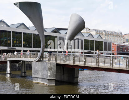 Bristol, Regno Unito. 19 maggio 2014 Lovelocks, che sono un modo per innamorati per dimostrare il loro amore, con incisa una lucchetto; vengono collocati su Pero's Bridge nel cuore della città Harbourside distretto. Foto Stock