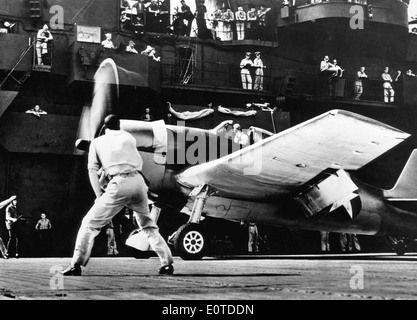 Soldati e aereo sul ponte della USS Yorktown, sul set del film documentario, "Fighting Lady', 1944 Foto Stock
