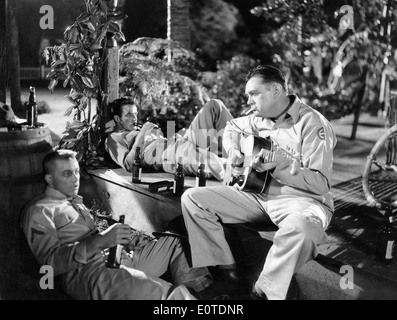 Montgomery Clift, (centro), Mickey Shaughnessy (a destra), sul set del film "da qui all'eternità', 1953 Foto Stock