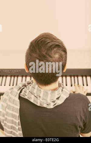 Vista posteriore di un uomo suonare il pianoforte. Foto Stock