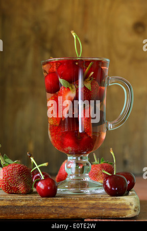 Frutta estiva tè con una varietà di frutti di bosco (ciliegia, fragola) Foto Stock