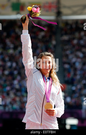 Marie-Amelie le pellicce di Francia festeggia con la sua medaglia d oro seguendo le donne 100m - T44 finale allo stadio olimpico durante il London 2012 Giochi Paralimpici di Londra, Gran Bretagna, 03 settembre 2012. Foto Stock