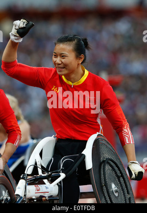 Wenjun Liu di Cina celebra oro vincente seguendo le donne 100m - T54 finale allo stadio olimpico durante il London 2012 Giochi Paralimpici di Londra, Gran Bretagna, 08 settembre 2012. Foto Stock