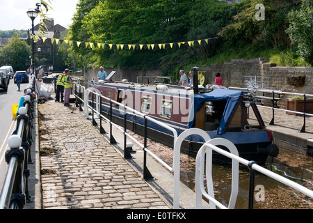 Narrowboat entrando Tuel Lane blocco profondo, Sowerby Bridge, West Yorkshire Foto Stock