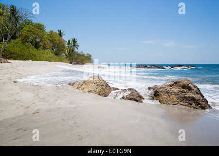 Spiaggia di sabbia bianca nei pressi di Montezuma nella penisola di Nicoya in Costa Rica Foto Stock