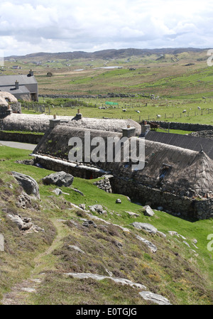 Vista in elevazione del villaggio blackhouse garenin isola di Lewis in Scozia maggio 2014 Foto Stock