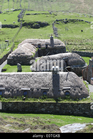 Vista in elevazione del villaggio blackhouse garenin isola di Lewis in Scozia maggio 2014 Foto Stock