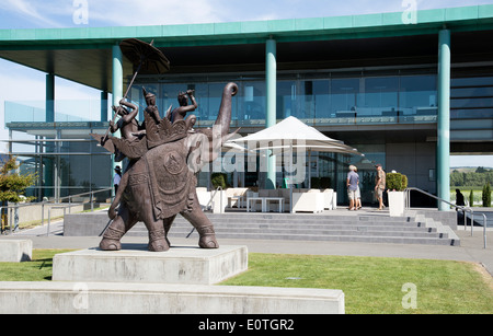 Elephant Hill Winery & station wagon in Hawkes Bay regione della Nuova Zelanda vita dimensioni elefante e piloti si erge nel parco Foto Stock