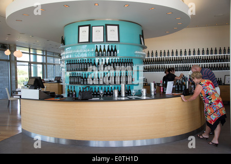 Elephant Hill Winery & station wagon in Hawkes Bay regione della Nuova Zelanda, i visitatori nella sala di degustazione Foto Stock