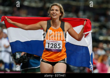 Marlou van Rhijn dei Paesi Bassi celebra vincere l'oro seguendo le donne 200m - T44 finale allo stadio olimpico durante il London 2012 Giochi Paralimpici di Londra, Gran Bretagna, 06 settembre 2012. Foto Stock