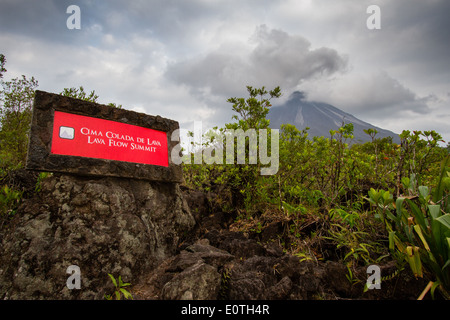 Il Vulcano Arenal dal 1968 eruzione del flusso di lava - Vertice segno marker - Costa Rica Foto Stock