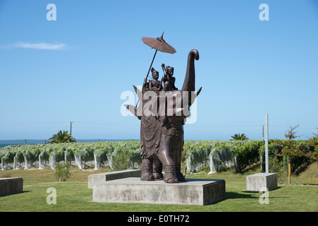 Elephant Hill Winery & station wagon in Hawkes Bay regione della Nuova Zelanda vita dimensioni elefante e piloti si erge nel parco Foto Stock