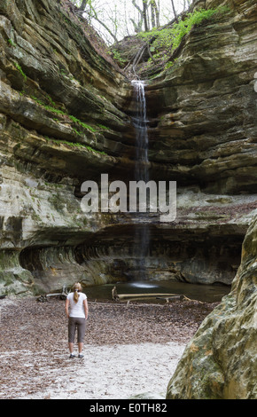 La donna a guardare la cascata alla fine di St. Louis Canyon cascata in Starved Rock State Park in Illinois Foto Stock