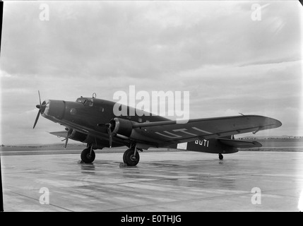 Una foto del Fiat G12 i-BUTI all'aeroporto di Portela a Lisbona, che mostra il Savoia-Marchetti SM.75, un trimotore. Foto Stock