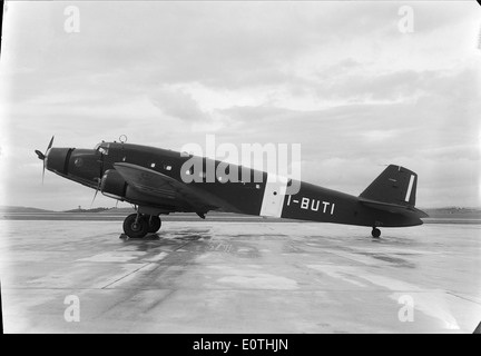 Il Fiat G12 i-BUTI dell'aeroporto Portela di Lisbona, catturato da Mário Novais, mostra il Savoia-Marchetti SM.75, un trimotore utilizzato nella storia dell'aviazione. La fotografia riflette i progressi dell'aviazione nella metà del XX secolo. Foto Stock