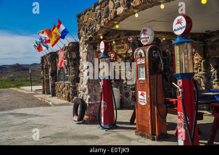 Antica restaurata pompe per gas sul percorso 66 in Cool Springs, Arizona Foto Stock