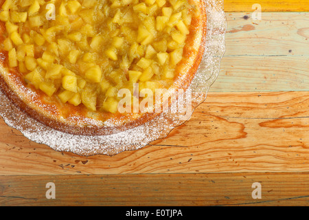 Torta dolce con il rabarbaro e le mele sulla lastra di vetro di zucchero a velo, ruvido legno verniciato tabella Foto Stock