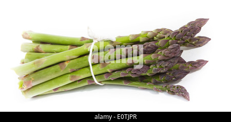 Gli asparagi spears legati insieme con lo spago isolato su uno sfondo bianco Foto Stock