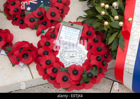 Ghirlande di papaveri prevista in ricordo presso il Commonwealth Cassino Cimitero di guerra per il settantesimo anniversario della fine di battaglie di Cassino Foto Stock