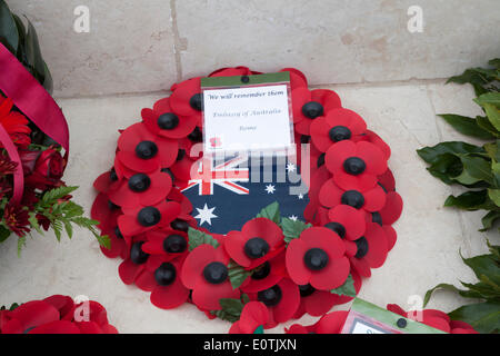 Ghirlande di papaveri prevista in ricordo presso il Commonwealth Cassino Cimitero di guerra per il settantesimo anniversario della fine di battaglie di Cassino Foto Stock