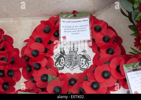 Ghirlande di papaveri prevista in ricordo presso il Commonwealth Cassino Cimitero di guerra per il settantesimo anniversario della fine di battaglie di Cassino Foto Stock