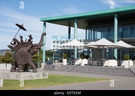 Elephant Hill Winery & station wagon in Hawkes Bay regione della Nuova Zelanda vita dimensioni elefante e piloti si erge nel parco Foto Stock